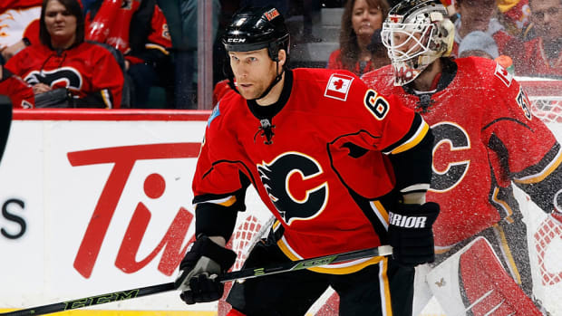 dennis-wideman-hits-official-flames-linesman-nhl-960.jpg